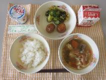 テーブルクロスに並べられたごはん・牛乳・けんちん汁・愛知のれんこん入りつくね・きゅうりの塩こんぶあえ・ヨーグルトの写真