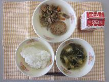 テーブルクロスに並べられたごはん・牛乳・わかめスープ・あじ入りさんが焼き・ピリ辛丼の写真