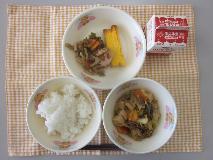 テーブルクロスに並べられたごはん・牛乳・すきやき・厚焼きたまご・れんこんのおかか炒めの写真