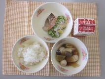 テーブルクロスに並べられたごはん・牛乳・おでん・さけの塩焼き・切り干しだいこんのサラダ・ごまドレッシングの写真