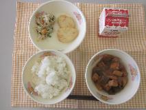 テーブルクロスに並べられたごはん・牛乳・生揚げのみそ煮・うの花はんぺん・やさい炒めの写真