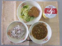 テーブルクロスに並べられた五こくごはん・はっこう乳・キーマカレー・ハートのパンプキンコロッケ・コーンサラダ・コーンドレッシングの写真