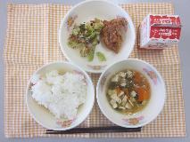 テーブルクロスに並べられたごはん・牛乳・ゆばのすいもの・とりのから揚げ・赤しそあえの写真