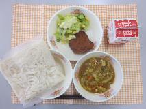テーブルクロスに並べられた白玉うどん・牛乳・カレーなんばん・ぶりの竜田揚げ・コーンサラダ・コーンドレッシングの写真