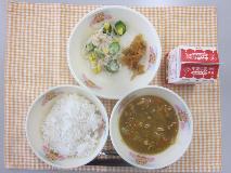 テーブルクロスに並べられた麦ごはん・牛乳・米粉のチキンカレーライス・切り干しだいこんのサラダ・福神漬・ごまドレッシングの写真