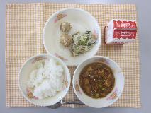 テーブルクロスに並べられたごはん・牛乳・マーボーだいこん・しゅうまい・ボイルもやし・パックしょうゆの写真