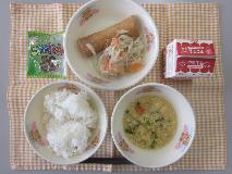 テーブルクロスに並べられたごはん・牛乳・かきたまスープ・愛知のやさいはるまき・もやしソテー・かんそう小魚の写真
