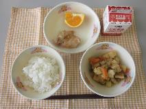 テーブルクロスに並べられたごはん・牛乳・やさいのふくめ煮・とりのてり焼き・きよみみかんの写真