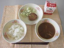 テーブルクロスに並べられたごはん・の写真