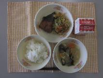 テーブルクロスに並べられたごはん・牛乳・白みそ汁・ぶりの竜田揚げ・こまつなの和風あえの写真