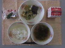 テーブルクロスに並べられたごはん・牛乳・若竹汁・かつおのおかか煮・ごまあえ・かしわもちの写真