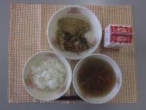 テーブルクロスに並べられたごはん・牛乳・いなか汁・青じそ入りあじフライ・糸切りこんぶの煮付けの写真