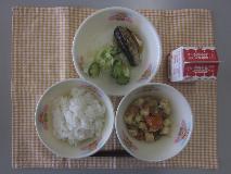 テーブルクロスに並べられたごはん・牛乳・肉どうふ・いわしのしょうが煮・しんこあえの写真