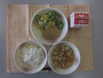テーブルクロスに並べられたごはん・牛乳・ふ玉汁・米粉のコロッケ・切り干しだいこんのサラダ・ごまドレッシングの写真