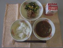 テーブルクロスに並べられたごはん・牛乳・みそ汁・揚げとり肉のあま酢かけ・大豆とひじきのサラダ・たまねぎドレッシングの写真