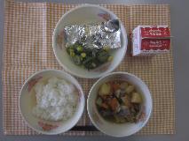 テーブルクロスに並べられたごはん・牛乳・やさいのうま煮・たらの銀紙焼き・海そうサラダ・たまねぎドレッシングの写真
