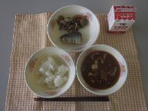 テーブルクロスに並べられたごはん・牛乳・ぶた汁・にしんの塩焼き・ごぼうの炒め煮の写真