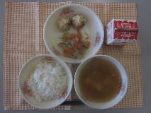 テーブルクロスに並べられたごはん・牛乳・中華スープ・ショウロンポウ・やさいのオイスターソース炒めの写真