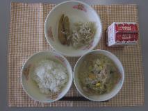 テーブルクロスに並べられたごはん・牛乳・食べたらほっとする♪ちゃんぽん風クリーミー春雨スープ・めひかりフライ・もやし炒めの写真