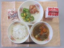 テーブルクロスに並べられたごはん・牛乳・けんちん汁・とり肉のあま酢あんかけ・夏やさいと大豆のサラダ・アーモンド小魚・ごまドレッシングの写真