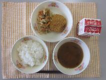 テーブルクロスに並べられたごはん・牛乳・とうがんのみそ汁・えだ豆コロッケ・切り干しだいこんの煮付けの写真