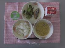テーブルクロスに並べられたごはん・牛乳・かきたま汁・さばの煮付け・きゅうりあえ・ぶどうゼリーの写真