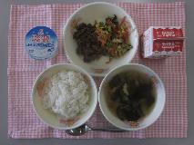 テーブルクロスに並べられた麦ごはん・牛乳・わかめスープ・ビビンバ（肉）・ビビンバ（やさい）・フローズンヨーグルトの写真