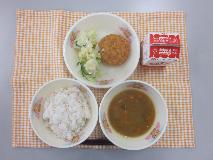 テーブルクロスに並べられた麦ごはん・牛乳・とうがんのカレースープ・さといもコロッケ・やさいサラダ・コーンドレッシングの写真