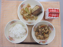 テーブルクロスに並べられたごはん・牛乳・だいこんのそぼろ煮・にしんの塩焼き・ごまあえの写真
