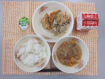 テーブルクロスに並べられたごはん・牛乳・はるさめスープ・ぎょうざ・中華サラダ・ミニゼリー（洋なし）・塩中華ドレッシングの写真