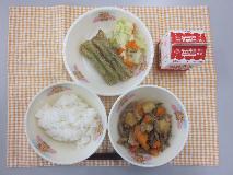 テーブルクロスに並べられたごはん・牛乳・肉じゃが・ミニちくわのいそべ揚げ・キャベツ炒めの写真