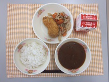 テーブルクロスに並べられたごはん・牛乳・みそ汁・ささみ青じそ梅肉フライ・れんこんのおかか炒めの写真