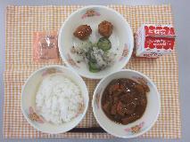 テーブルクロスに並べられたごはん・牛乳・煮みそ・愛知県産食材入り肉団子・赤しそあえ・コーヒー糖の写真