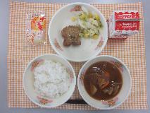 テーブルクロスに並べられたごはん・牛乳・さといものみそ汁・うさぎ型ハンバーグの青じそソースかけ・やさい炒め・月見いもだいふくの写真