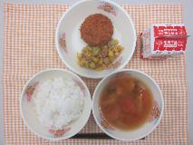 テーブルクロスに並べられたごはん・牛乳・すまし汁・和風コロッケ・くり入りそぼろ丼の写真