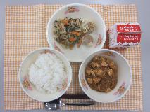 テーブルクロスに並べられたごはん・牛乳・マーボーどうふ・しゅうまい・切り干しだいこんの中華炒めの写真