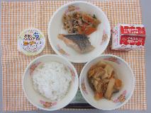 テーブルクロスに並べられたごはん・牛乳・やさいのうま煮・さけの塩焼き・れんこん炒め・お米のみかんババロアの写真