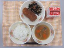 テーブルクロスに並べられたごはん・牛乳・けんちん汁・いかフライのレモン煮・ひじきの煮付けの写真