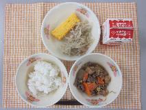 テーブルクロスに並べられたごはん・牛乳・すきやき・厚焼きたまご・もやし炒めの写真