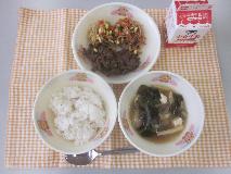テーブルクロスに並べられた麦ごはん・牛乳・わかめスープ・ビビンバ（肉）・ビビンバ（やさい）の写真