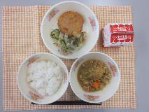 テーブルクロスに並べられたごはん・牛乳・じゃがいものインド煮・コーンはんぺん・海そうサラダ・たまねぎドレッシングの写真