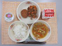 テーブルクロスに並べられたごはん・牛乳・やさいスープ・米粉のチキンカツ・おやさいたっぷりまぜまぜケチャップごはん・蒲郡みかんゼリーの写真