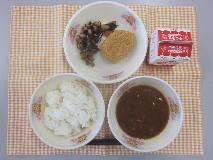 テーブルクロスに並べられたごはん・牛乳・ぶた汁・さつまいもコロッケ・ひじきと大豆の煮付けの写真