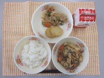 テーブルクロスに並べられたごはん・牛乳・だいこんのそぼろ煮・うの花はんぺん・れんこんのごま炒めの写真