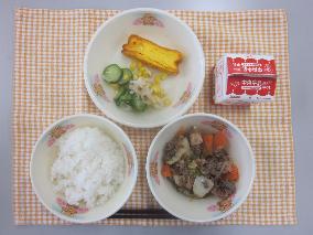 テーブルクロスに並べられたごはん・牛乳・すきやき・厚焼きたまご・切り干しだいこんのサラダ・ごまドレッシングの写真