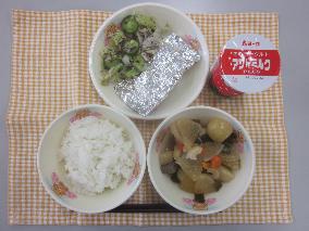 テーブルクロスに並べられたごはん・はっこう乳・おでん・さばの銀紙焼き・赤しそあえの写真