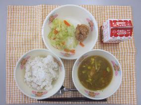 テーブルクロスに並べられた麦ごはん・牛乳・米粉のカレースープ・フライドチキン・やさいソテー・豆乳いちごプリン（画像なし）の写真