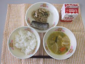 テーブルクロスに並べられたごはん・牛乳・かぼちゃのみそ汁・にしんの塩焼き・れんこんのごま炒めの写真