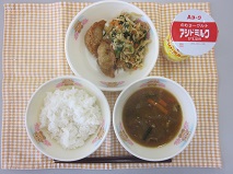 テーブルクロスに並べられたごはん・はっこう乳・ユッケジャンスープ・揚げぎょうざ・切り干しだいこんのナムルの写真
