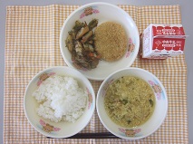 テーブルクロスに並べられたごはん・牛乳・かきたま汁・米粉のコロッケ・糸切りこんぶの煮付けの写真